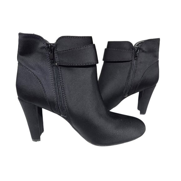 Unisa Womens UnRowen -T Black Ankle Boots with Buckle & Zipper Closure - Size 8M - Picture 1 of 9